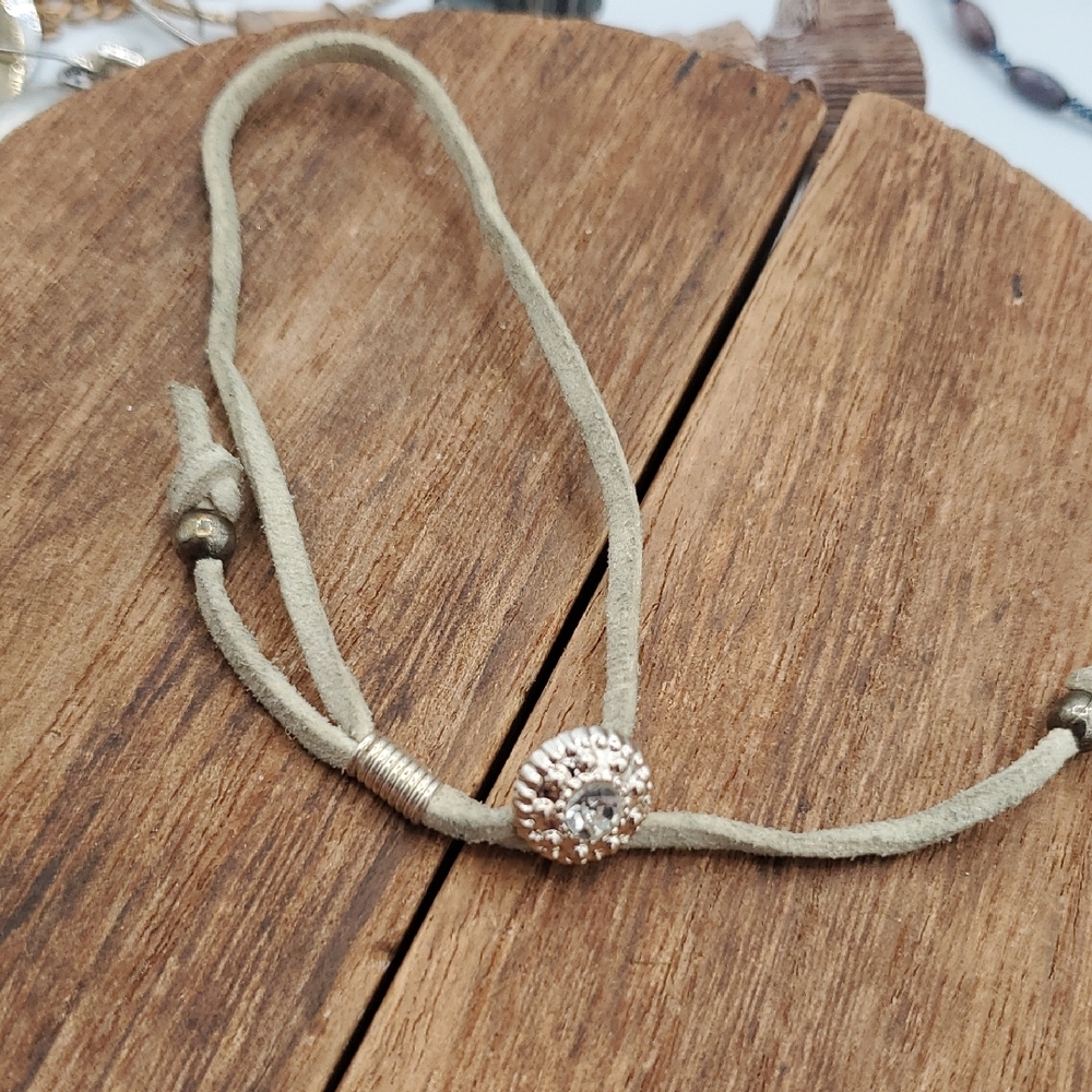 Elegant Gold-Toned Bracelet with Crystal Accent B3412